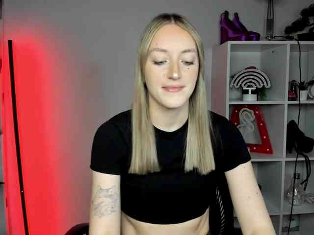 EvelynBlond26 webcam