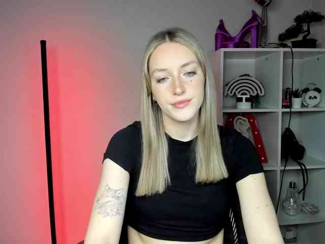 EvelynBlond26 webcam