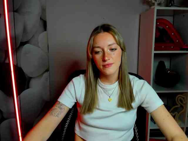 EvelynBlond26 webcam