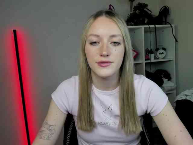 EvelynBlond26 webcam
