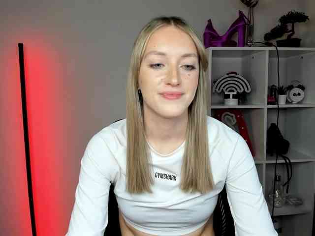EvelynBlond26 webcam