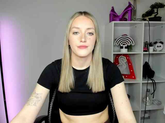 EvelynBlond26 webcam