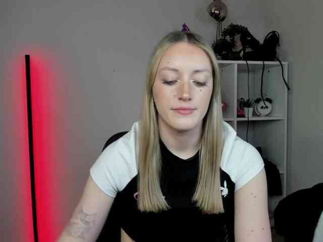 EvelynBlond26 webcam