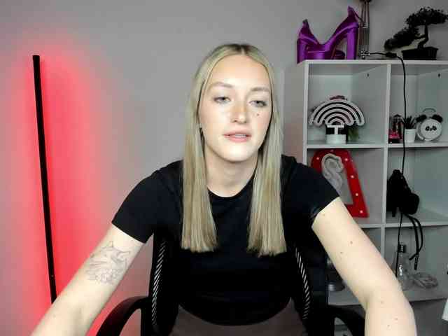 EvelynBlond26 webcam