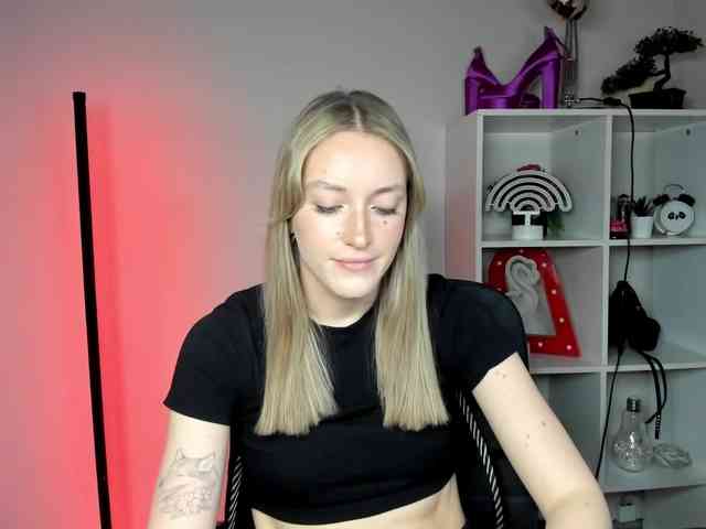 EvelynBlond26 webcam