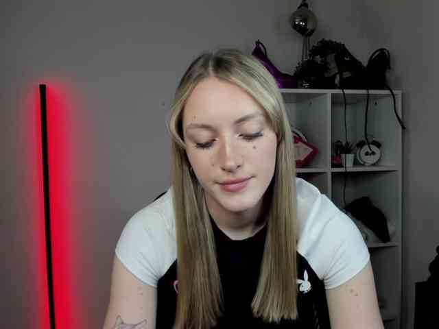 EvelynBlond26 webcam