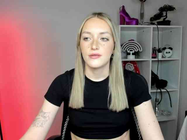 EvelynBlond26 webcam