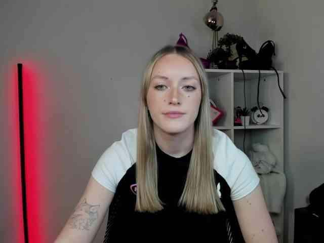 EvelynBlond26 webcam