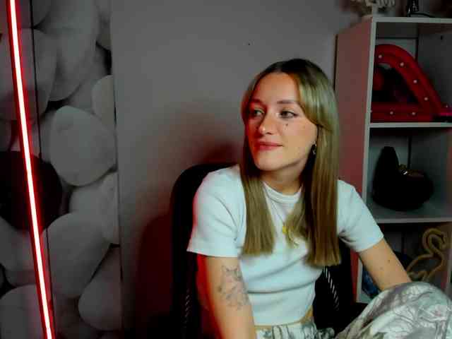 EvelynBlond26 webcam