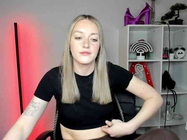 EvelynBlond26 webcam
