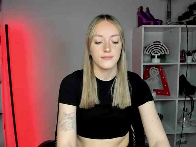 EvelynBlond26 webcam