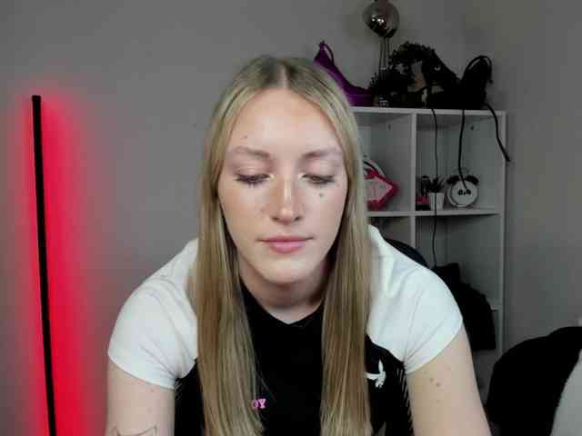 EvelynBlond26 webcam