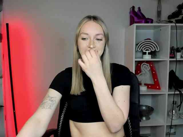 EvelynBlond26 webcam
