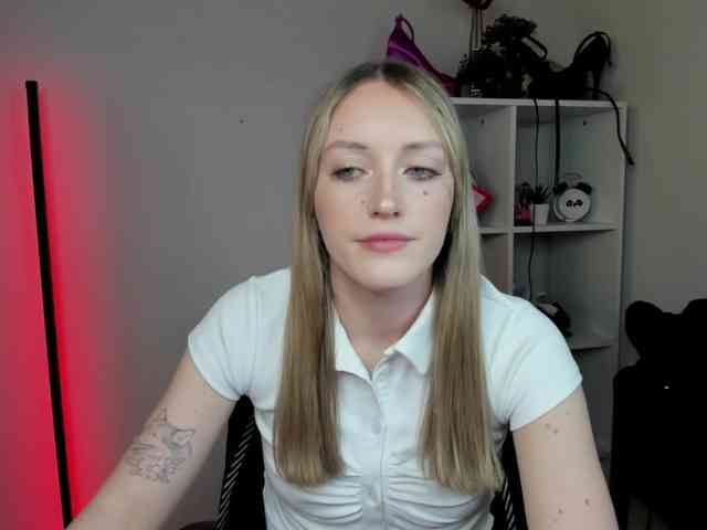 EvelynBlond26 webcam