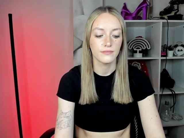 EvelynBlond26 webcam