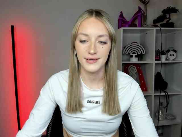 EvelynBlond26 webcam