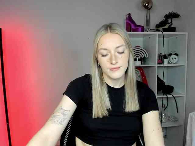 EvelynBlond26 webcam
