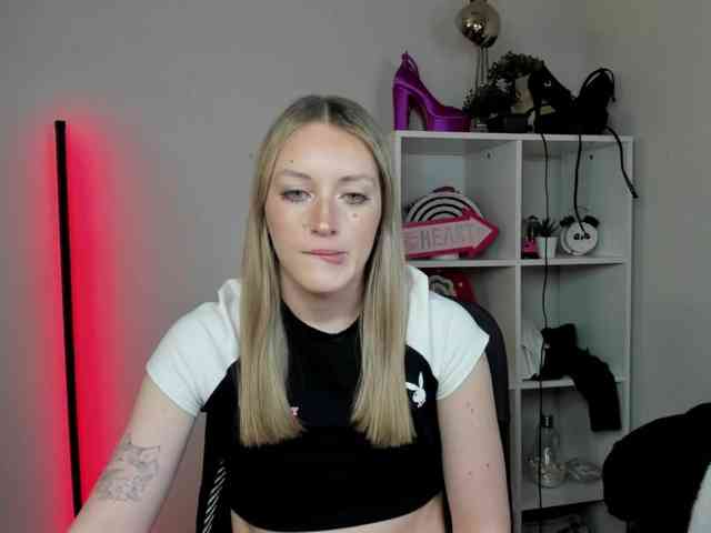 EvelynBlond26 webcam