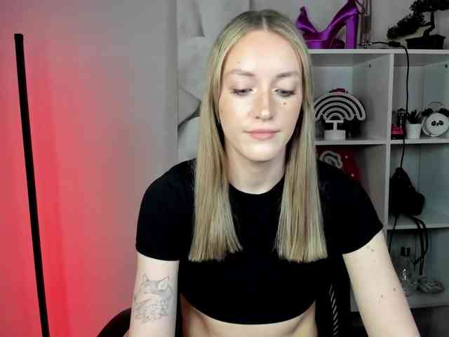 EvelynBlond26 webcam