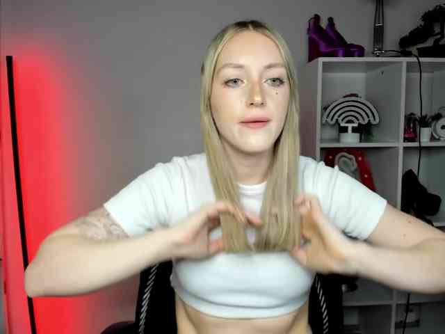 EvelynBlond26 webcam