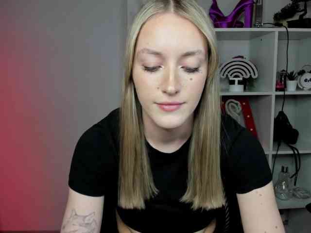 EvelynBlond26 webcam