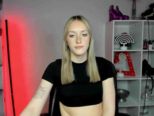 EvelynBlond26 webcam