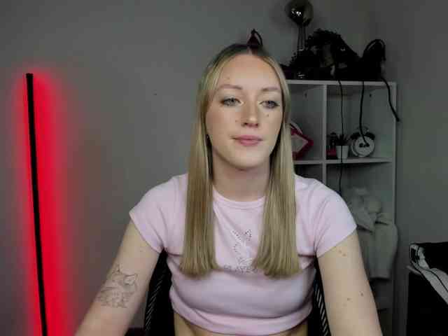 EvelynBlond26 webcam