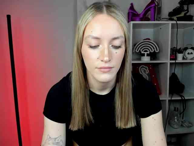 EvelynBlond26 webcam