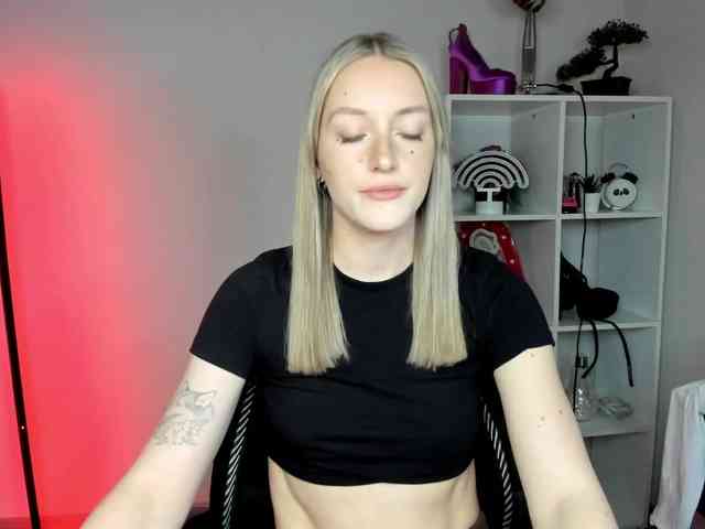 EvelynBlond26 webcam
