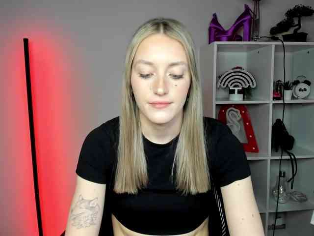 EvelynBlond26 webcam