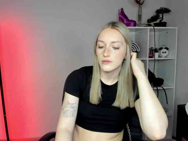 EvelynBlond26 webcam