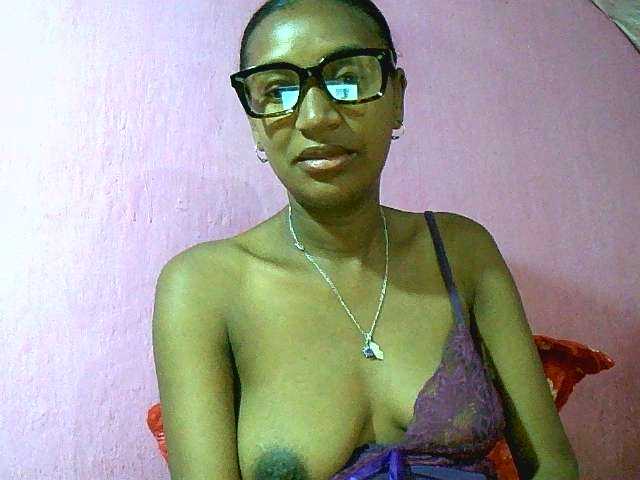 le modèle Mynah est en webcam porno dans un show sur le site bongacams, il possède les tags suivants: Ebony,Brunette,Trimmed