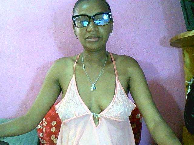 Mynah webcam bongacams model stream image