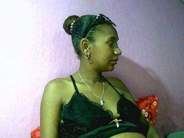 le modèle Mynah est en webcam porno dans un show sur le site bongacams, il possède les tags suivants: Ebony,Brunette,Trimmed