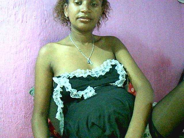 le modèle Mynah est en webcam porno dans un show sur le site bongacams, il possède les tags suivants: Ebony,Brunette,Trimmed