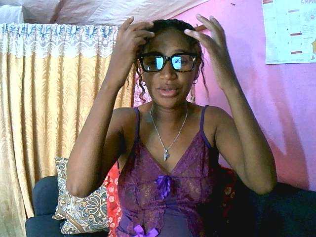 Mynah webcam bongacams model stream image