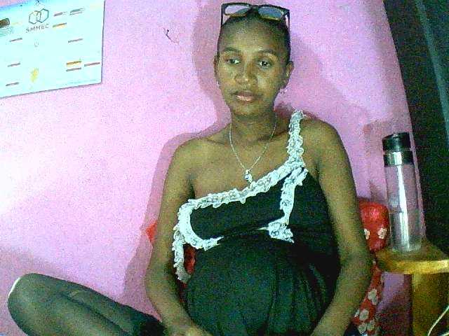 le modèle Mynah est en webcam porno dans un show sur le site bongacams, il possède les tags suivants: Ebony,Brunette,Trimmed