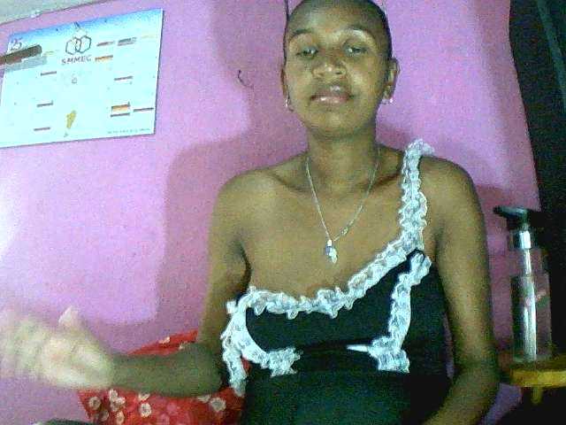 le modèle Mynah est en webcam porno dans un show sur le site bongacams, il possède les tags suivants: Ebony,Brunette,Trimmed