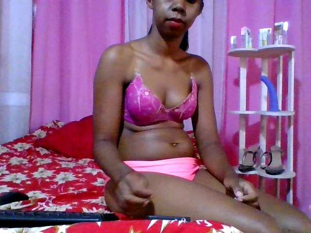 le modèle Kitaniahbb est en webcam porno dans un show sur le site bongacams, il possède les tags suivants: Ebony,Brunette,Trimmed