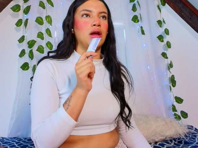 lucia-sweeet's BongaCams show and profile