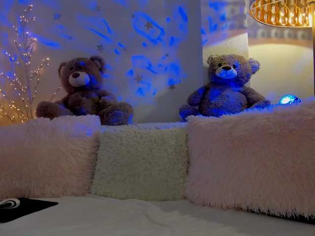 FeralFoxy's BongaCams show and profile