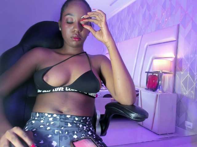 Sex chat gratuit in direct cu KimmieEvans pe BongaCams