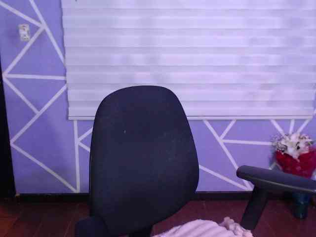 MiaaJoness webcam