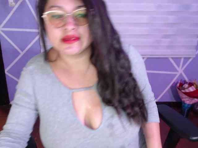 MiaaJoness webcam