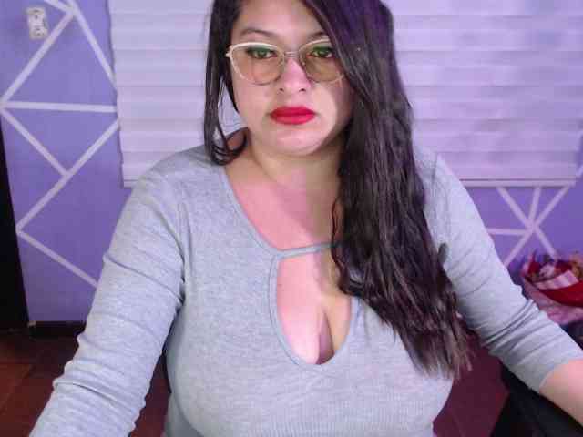 MiaaJoness webcam