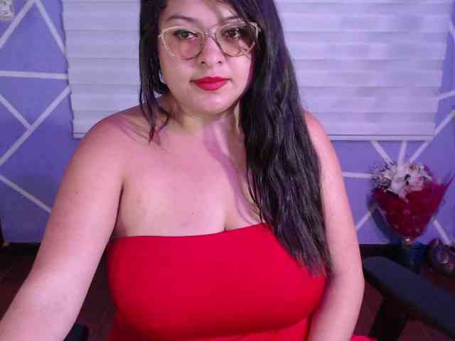 MiaaJoness webcam