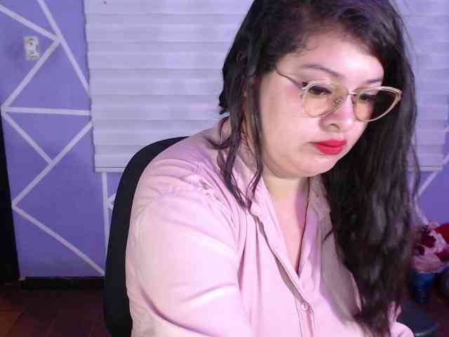 MiaaJoness webcam