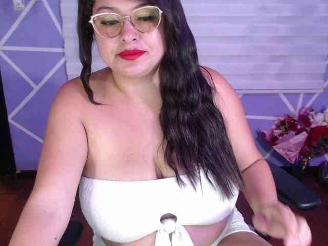 MiaaJoness webcam