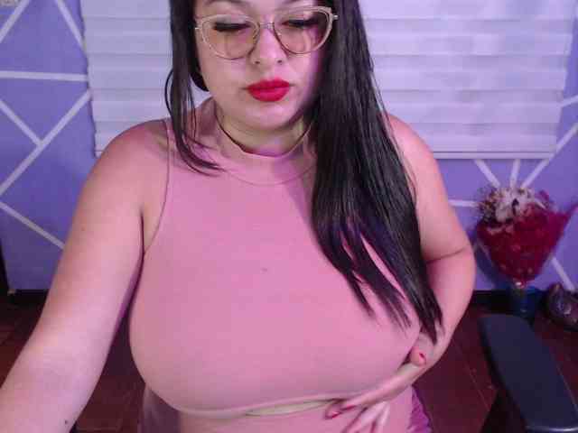 MiaaJoness webcam