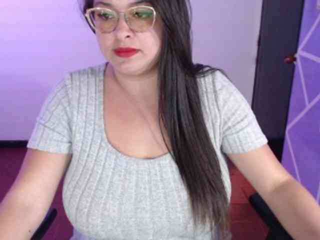 MiaaJoness webcam
